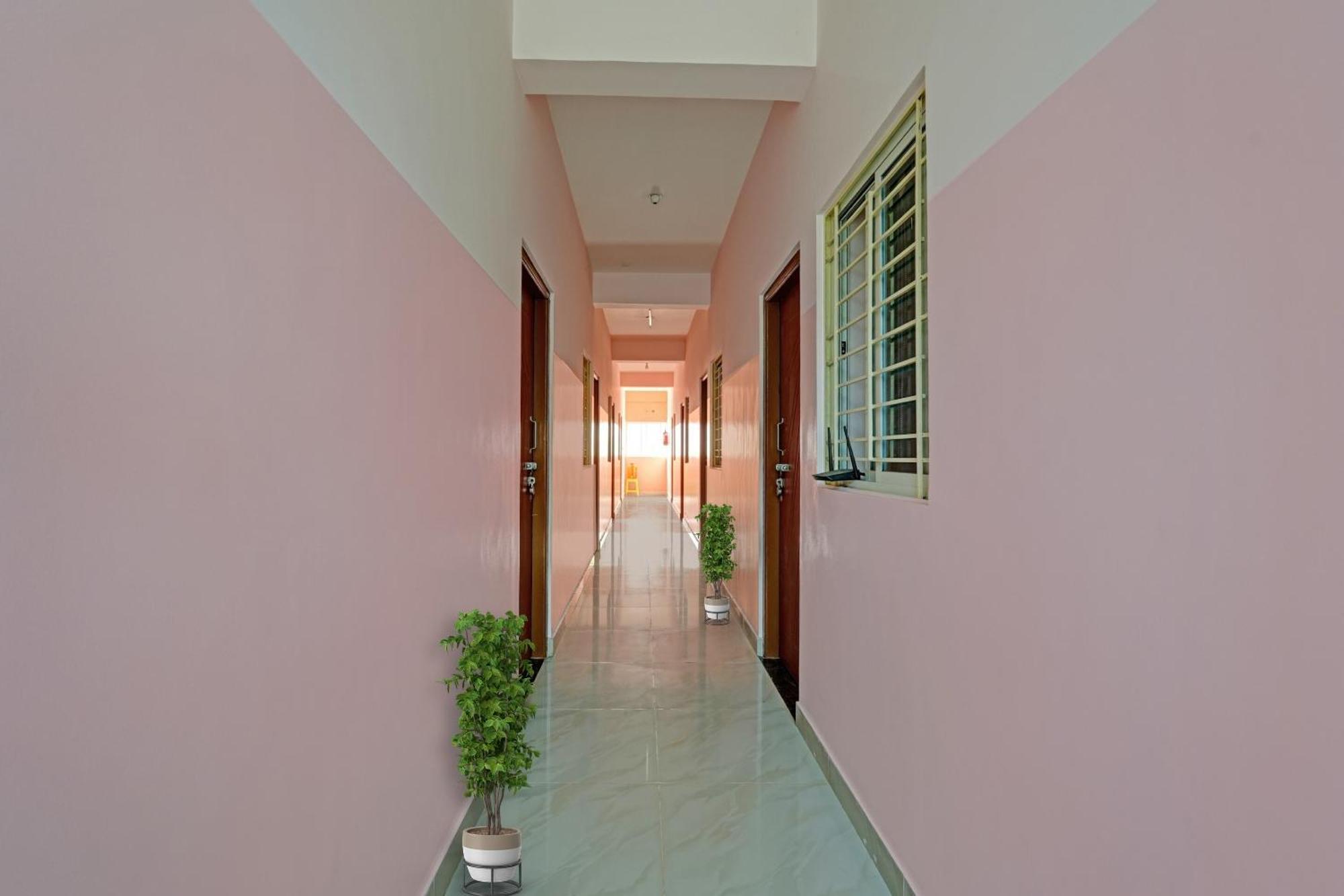 Spot On Sanjay Lodge Yelahanka Bagian luar foto